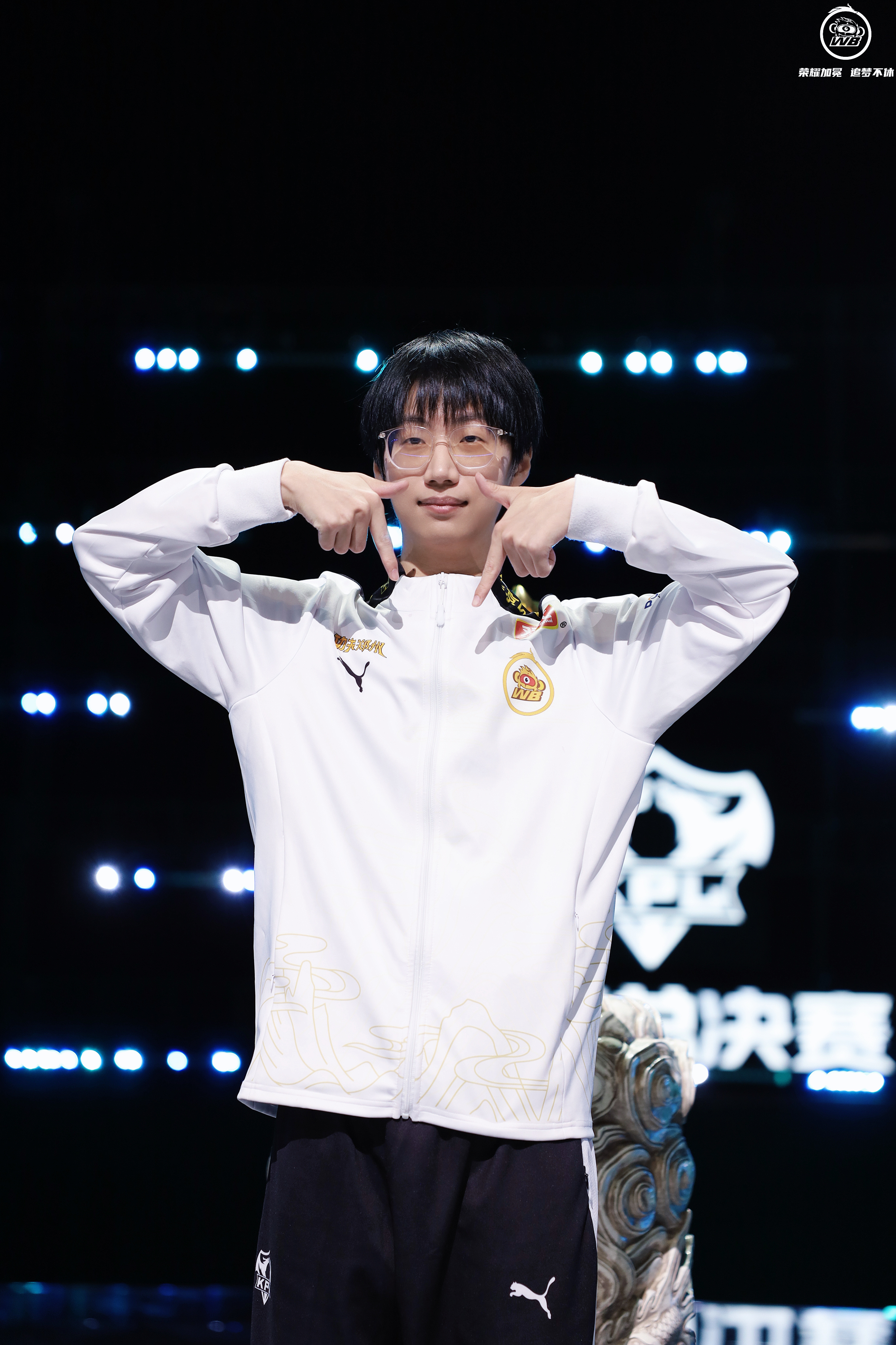 开云体育在线-WBG险胜HLE，Chovy团战一打五激烈交锋四强赛，留下经典瞬间